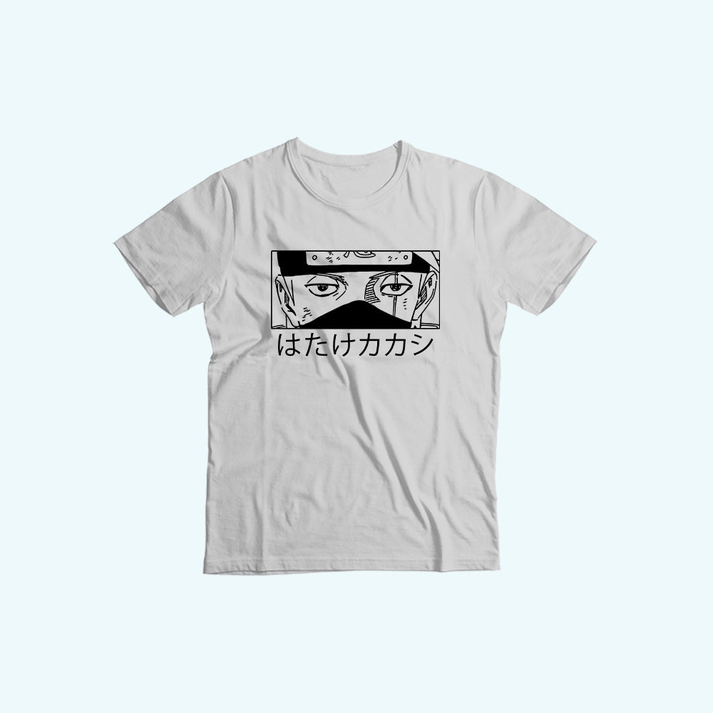 صورة تيشيرت ابيض ريجلر عليه تصميم كاكاشي هاتاكي من أنمي ناروتو من Sugoi Store.