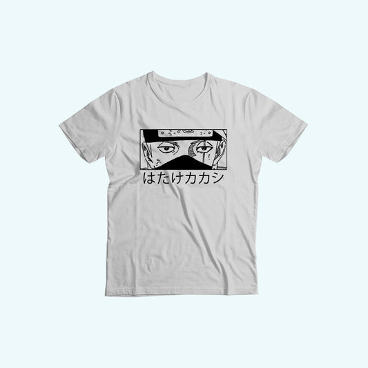 صورة تيشيرت ابيض ريجلر عليه تصميم كاكاشي هاتاكي من أنمي ناروتو من Sugoi Store.