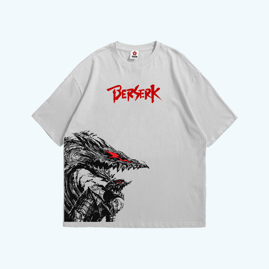 تيشيرت أبيض أوفرسايز عليه تصميم لشخصية جاتس من أنمي بيرزيرك بداخل البيرزيركر آرمور باللون الأسود مع تفاصيل حمراء من Sugoi Store
