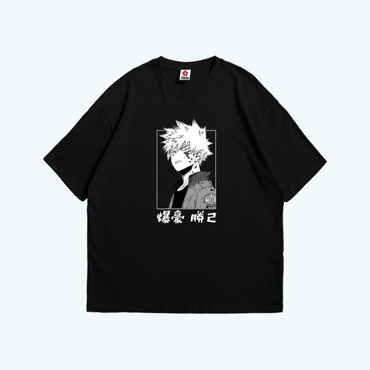 صورة تيشيرت أسود عليه تصميم كاتسكي باكوجو من أنمي My Hero Academia من Sugoi Store.