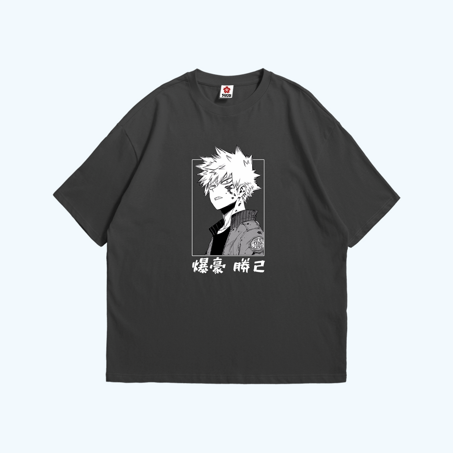 صورة تيشيرت رصاصي عليه تصميم كاتسكي باكوجو من أنمي My Hero Academia من Sugoi Store.