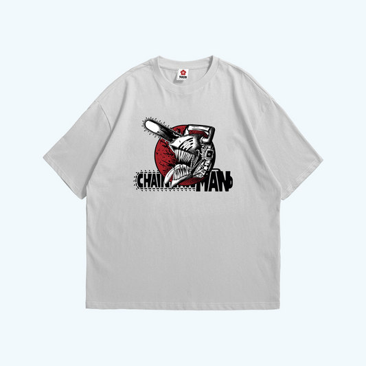تيشيرت أبيض عليه دينجي من أنمي Chainsaw Man في هيئة المنشار – تصميم أوفرسايز من Sugoi Store