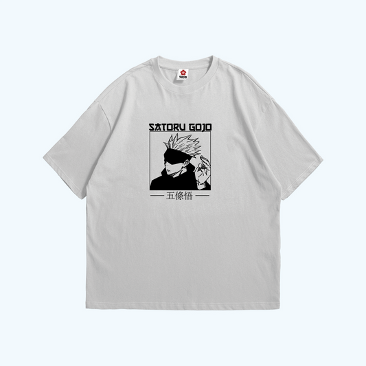 صورة تيشيرت ابيض عليه تصميم غوجو ساتورو من أنمي جوجوتسو كايسن من Sugoi Store.