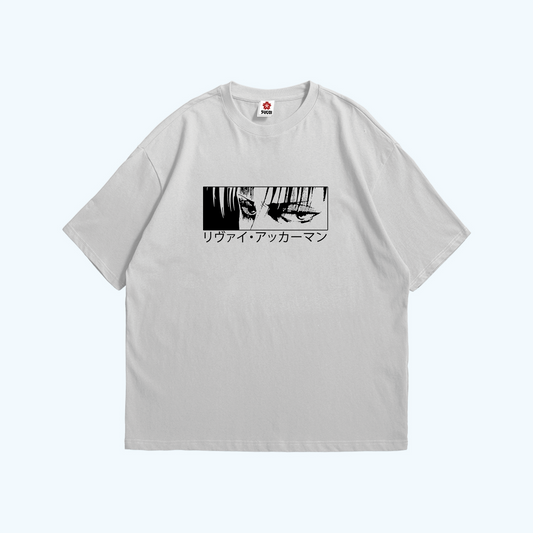 تيشيرت أنمي ابيض عليه صورة ليفاي من Attack on Titan – تصميم أوفرسايز أنيق من Sugoi Store