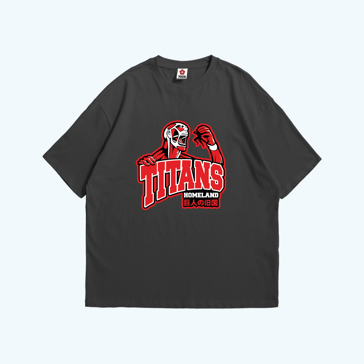 تيشيرت رصاصي أوفرسايز عليه تصميم تايتن أحمر وكلمة TITANS HOMELAND من أنمي Attack on Titan – متوفر على Sugoi Store