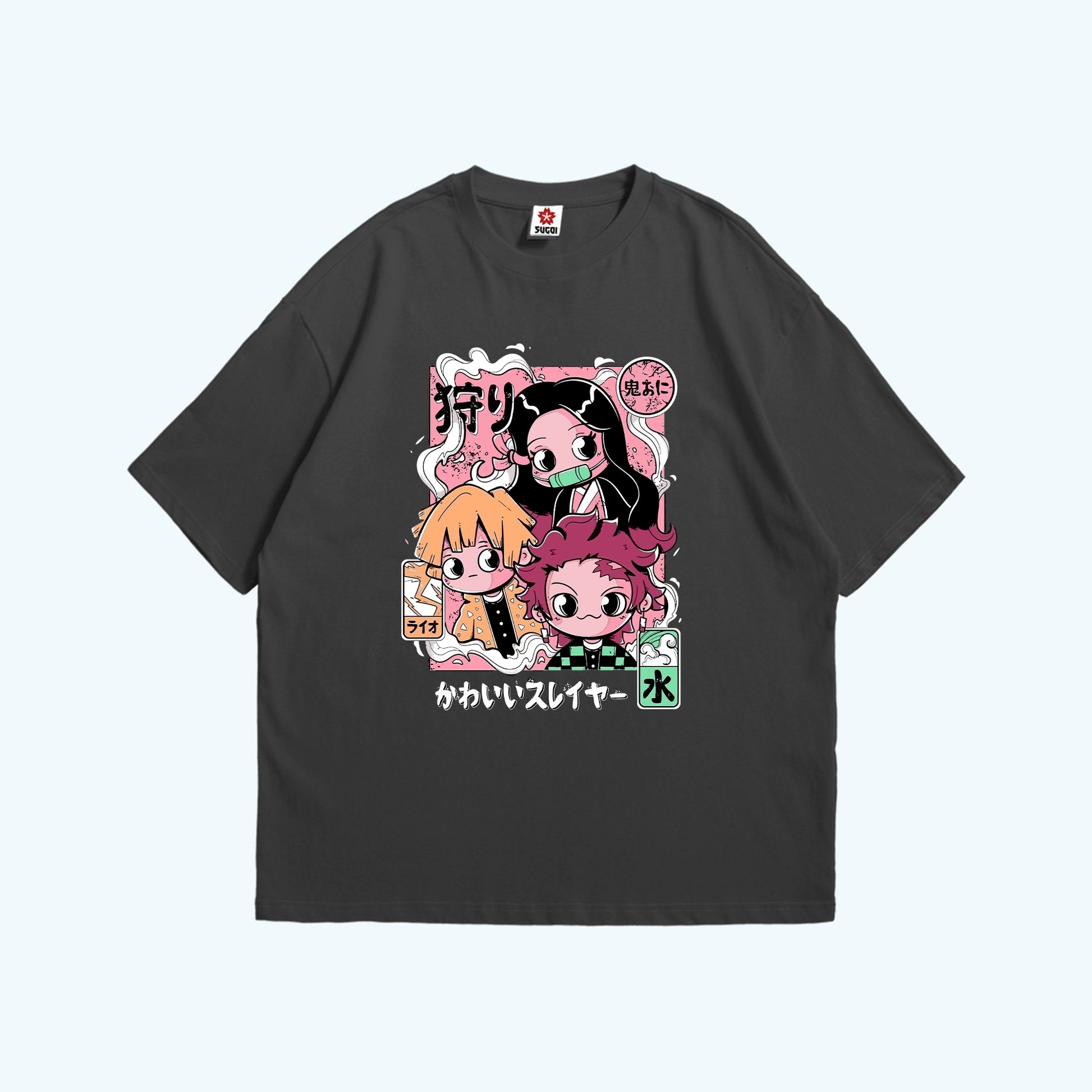 تيشيرت أوفرسايز لون رمادي عليه تصميم تشيبي لتانجيرو ونيزوكو وزينتسو من انمي ديمون سلاير مقدم من Sugoi Store