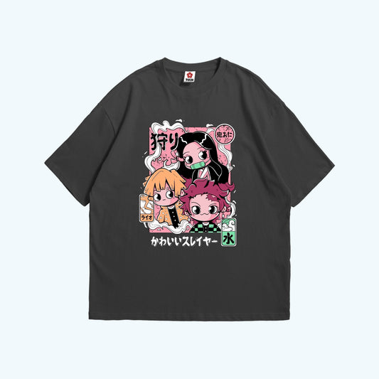 تيشيرت أوفرسايز لون رمادي عليه تصميم تشيبي لتانجيرو ونيزوكو وزينتسو من انمي ديمون سلاير مقدم من Sugoi Store