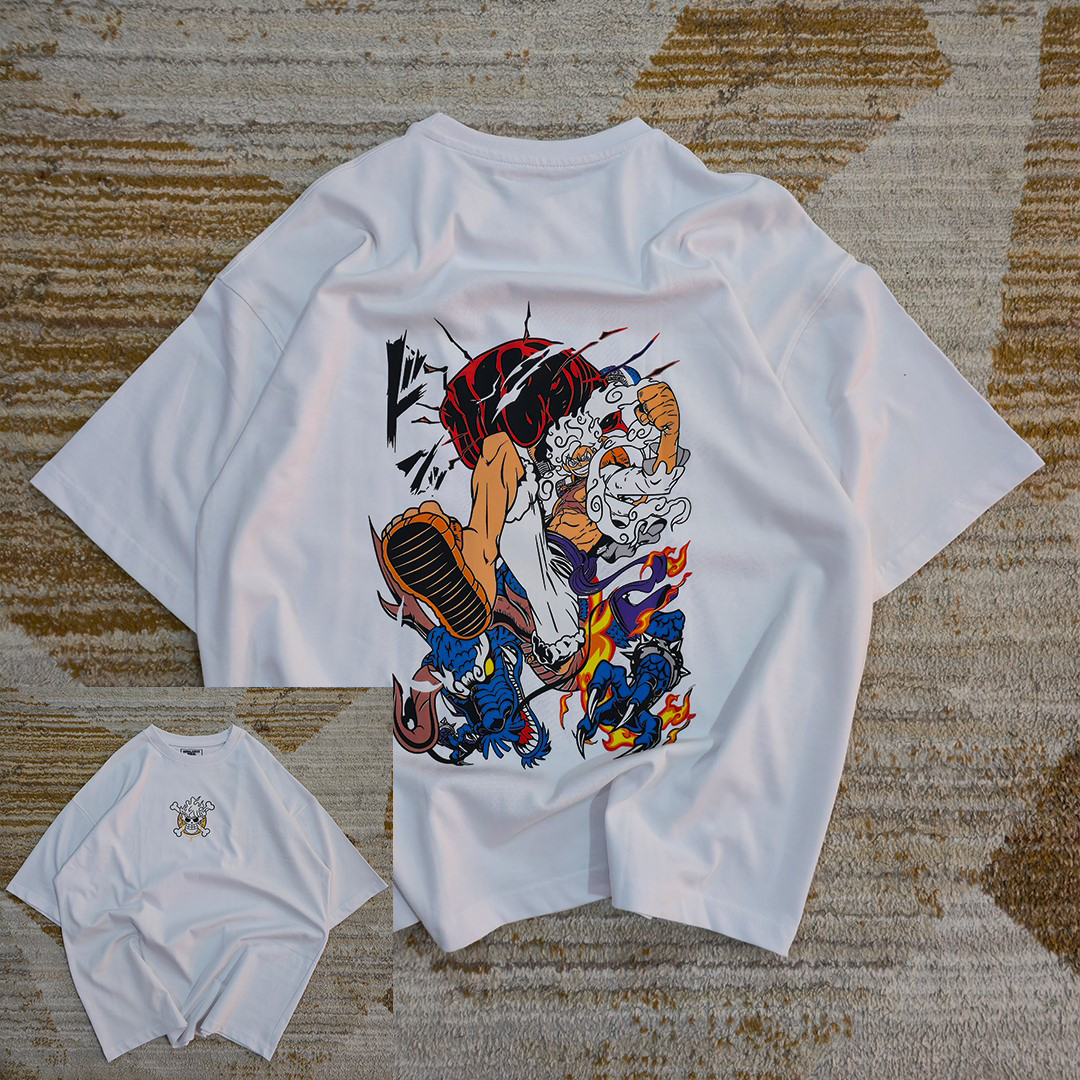 تيشيرت أنمي أبيض أوفرسايز بشخصية لوفي في طور Gear 5 من One Piece – تصميم حصري من Sugoi Store صورة على الطبيعة