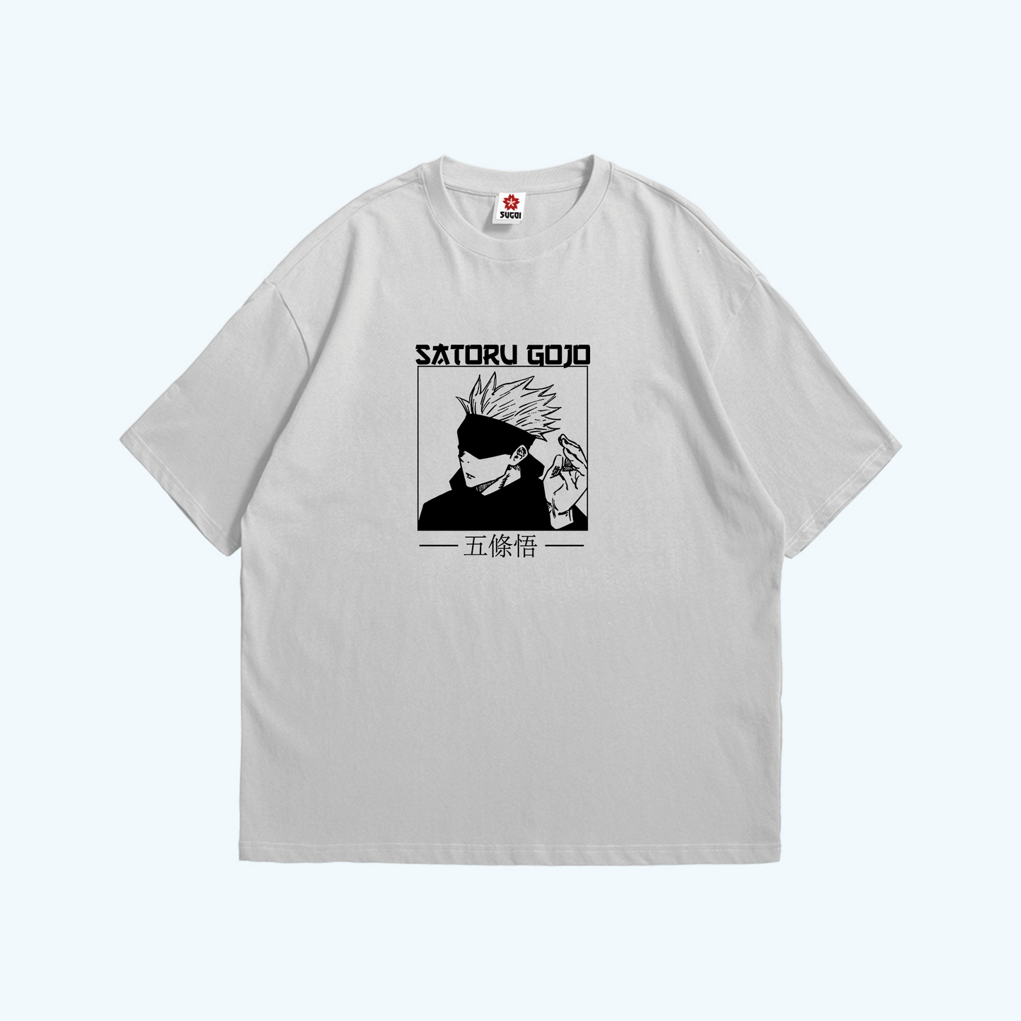 صورة تيشيرت ابيض عليه تصميم غوجو ساتورو من أنمي جوجوتسو كايسن من Sugoi Store.