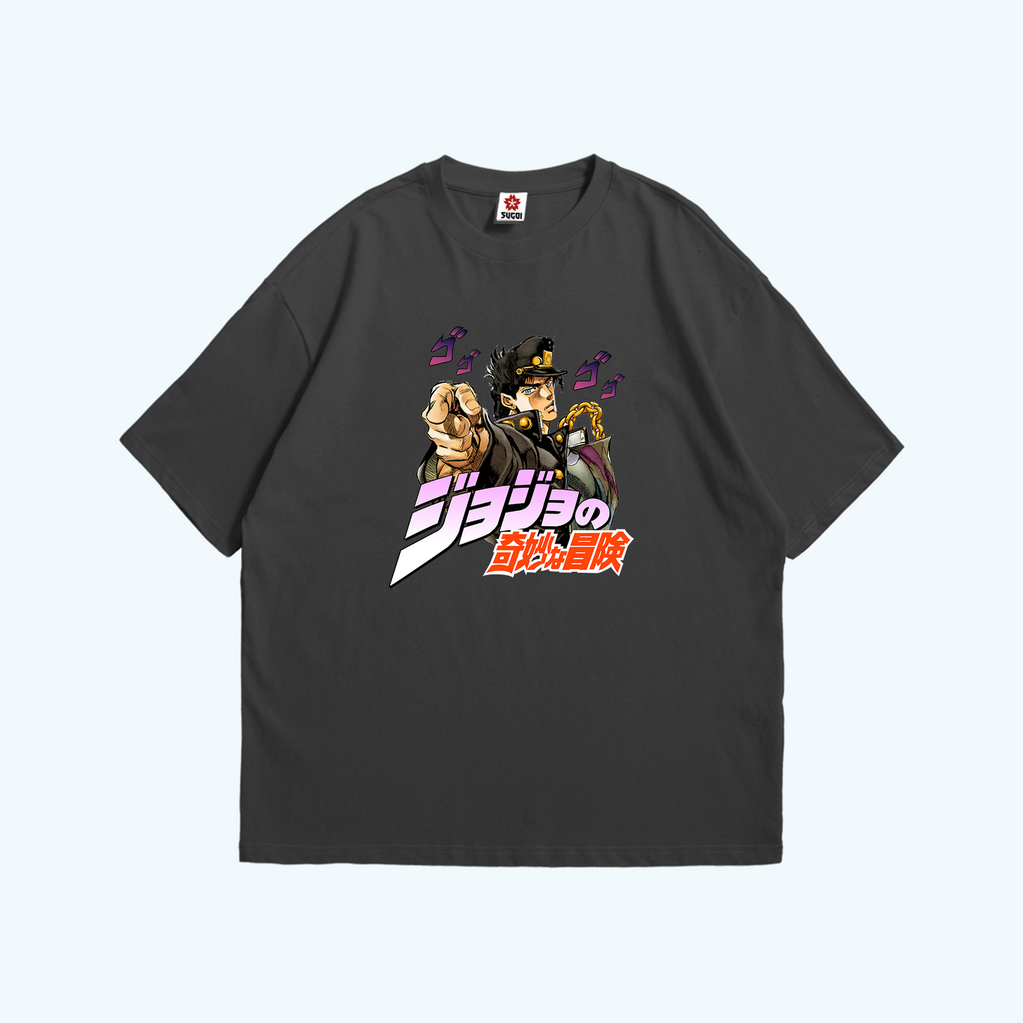 صورة تيشيرت رصاصي عليه تصميم جوتارو كوجو من أنمي جوجو من Sugoi Store.
