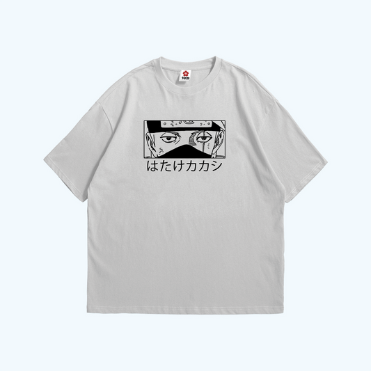 صورة تيشيرت ابيض اوفرسايز عليه تصميم كاكاشي هاتاكي من أنمي ناروتو من Sugoi Store.