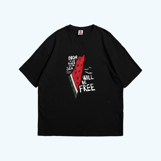 تيشيرت اسود عليه تصميم بطيخة على شكل خريطة فلسطين وعبارة "من النهر إلى البحر فلسطين حتتحرر".

