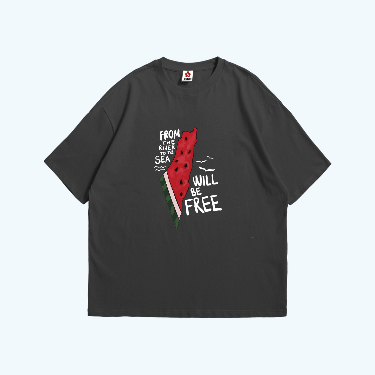 تيشيرت رمادي عليه تصميم بطيخة على شكل خريطة فلسطين وعبارة "من النهر إلى البحر فلسطين حتتحرر".
