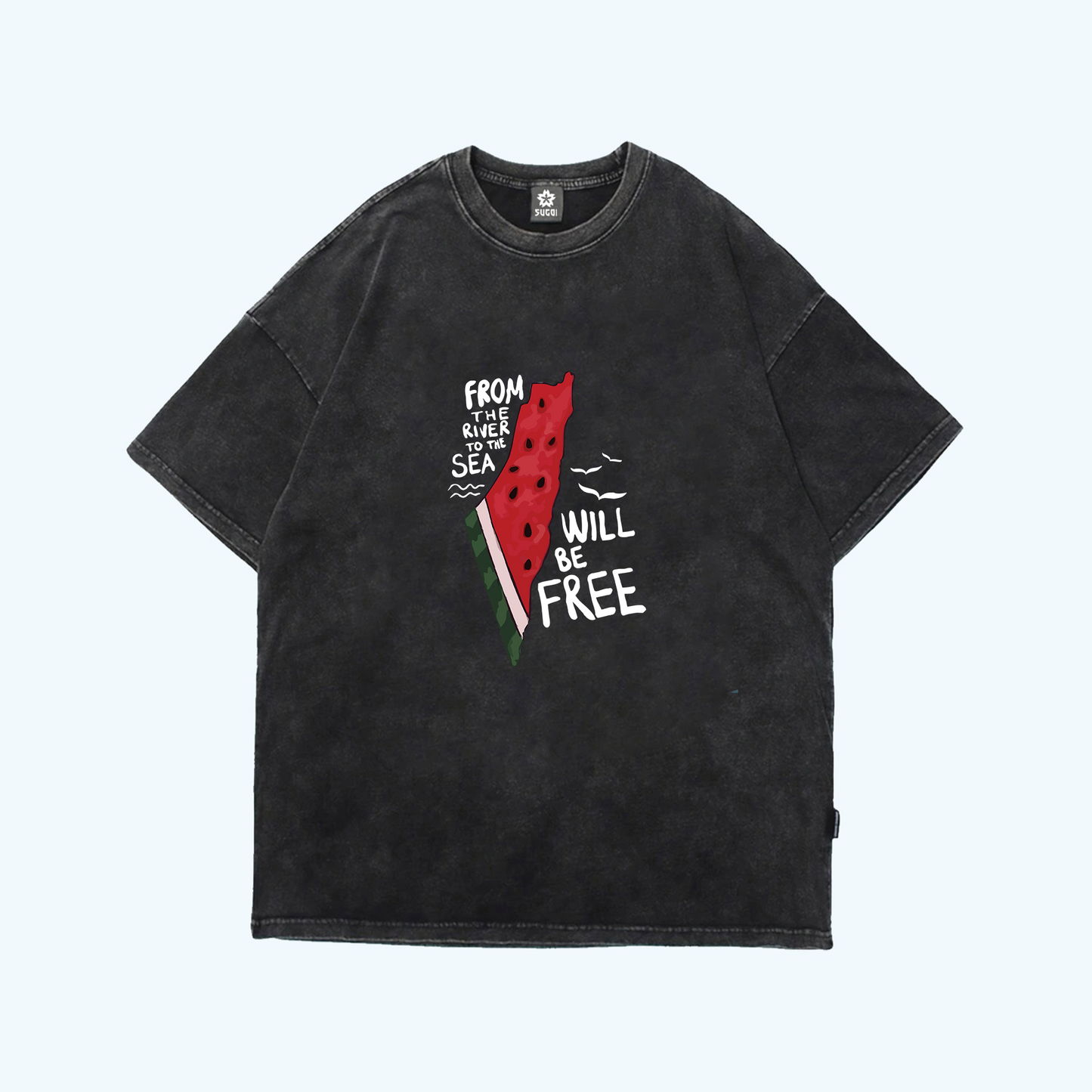 تيشيرت محجر عليه تصميم بطيخة على شكل خريطة فلسطين وعبارة "من النهر إلى البحر فلسطين حتتحرر".
