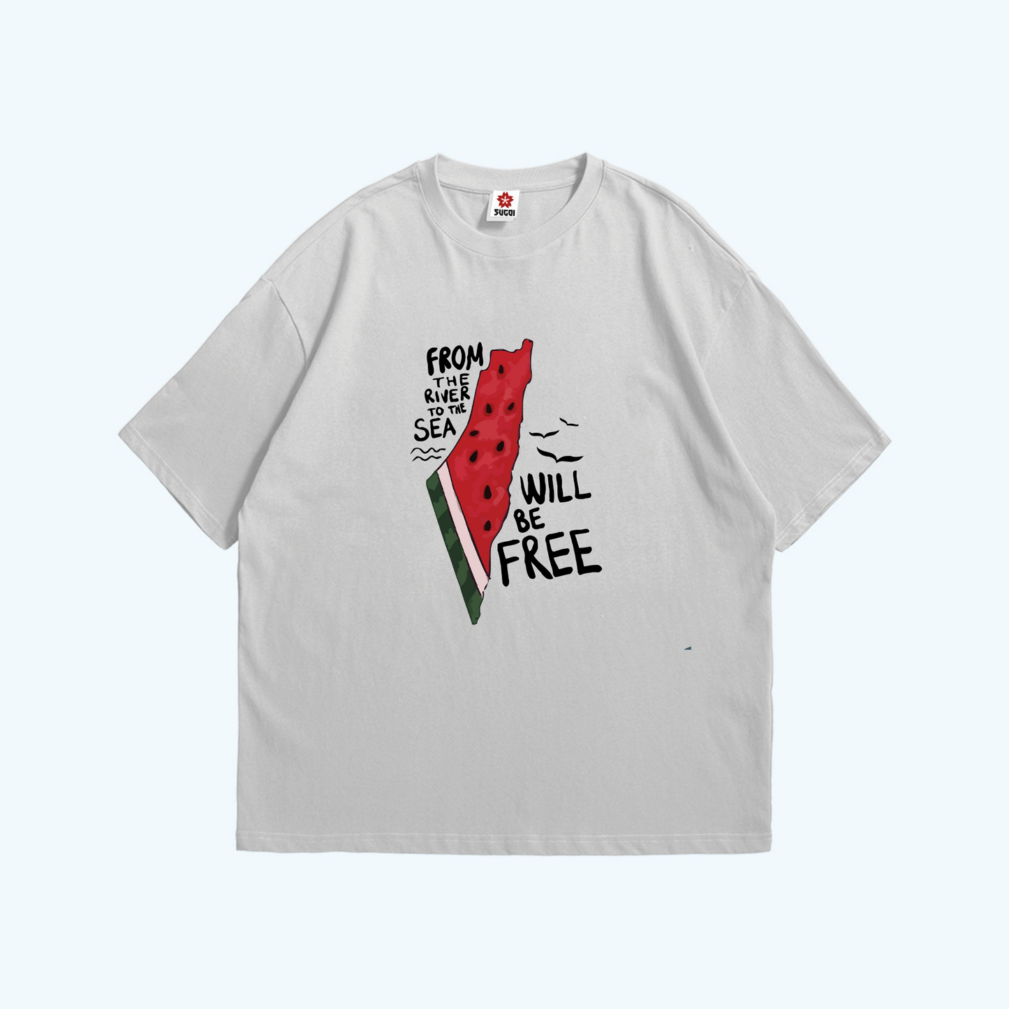 تيشيرت أبيض عليه تصميم بطيخة على شكل خريطة فلسطين وعبارة "من النهر إلى البحر فلسطين حتتحرر".
