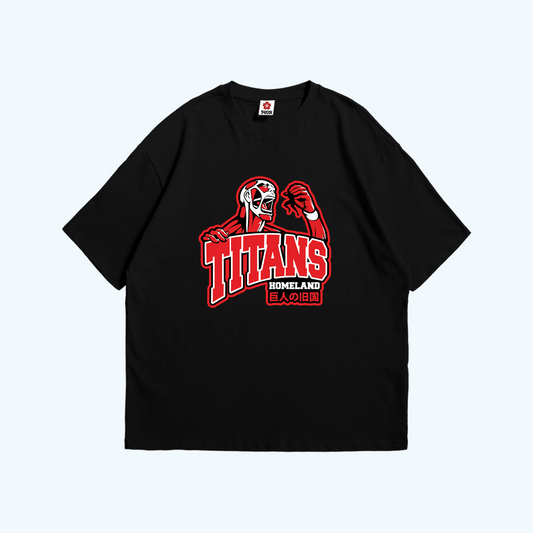تيشيرت أسود أوفرسايز عليه تصميم تايتن أحمر وكلمة TITANS HOMELAND من أنمي Attack on Titan – متوفر على Sugoi Store